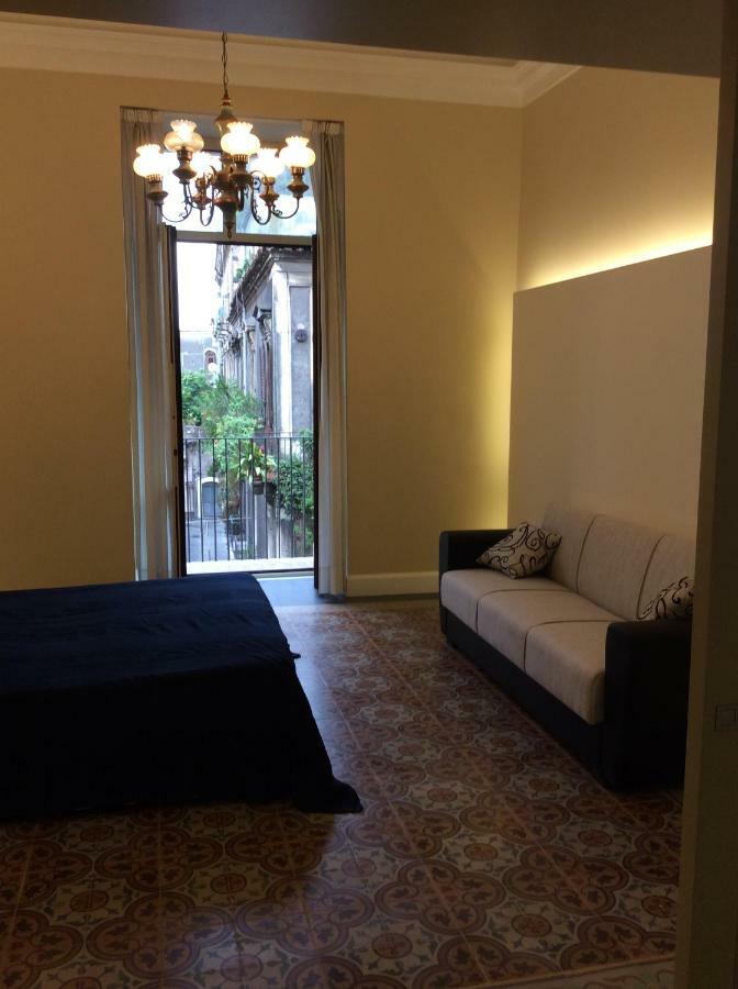 Suite Con Terrazza In Centro Storico Catânia Exterior foto